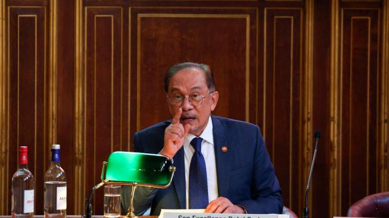 Perdana Menteri Datuk Seri Anwar Ibrahim menyampaikan ucapan di Universiti Sorbonne, di sini hari in- BERNAMA