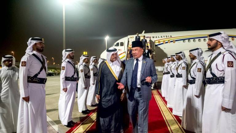 Prime Minister Datuk Seri Anwar Ibrahim arrived here at 9.30 pm local time (2.30 am, 15 Sept - Malaysia) and was accorded a Guard of Honour by the Qatar Amiri Guard before being welcomed by Qatar’s Deputy Prime Minister and Minister of State for Defence Affairs Sheikh Saoud bin Abdulrahman Al Thani - fotoBERNAMA