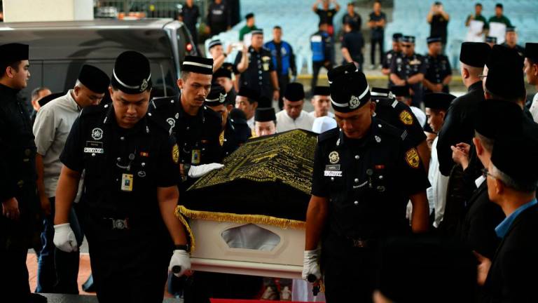 Jenazah isteri Premier Sarawak Tan Sri Abang Johari Tun Openg, Puan Sri Juma’ani Tuanku Hj Bujang dibawa untuk disolatkan di Masjid Jamek Negeri Sarawak, hari ini - BERNAMA