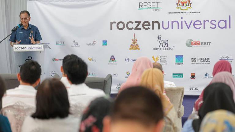 Menteri Kesihatan Datuk Seri Dr Dzulkefly Ahmad menyampaikan ucapan semasa Majlis Pelancaran Program Roczen Universal di Rail and River Event Hall, Batu Caves hari ini - fotoBERNAMA