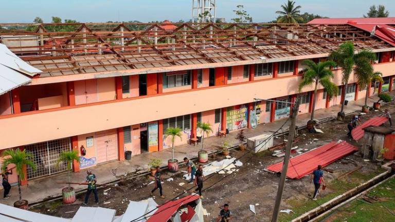 Keadaan bumbung Sekolah Menengah Agama (SMA) Al Falah yang rosak akibat ribut dan hujan batu petang semalam, semasa tinjauan hari ini. - fotoBERNAMA