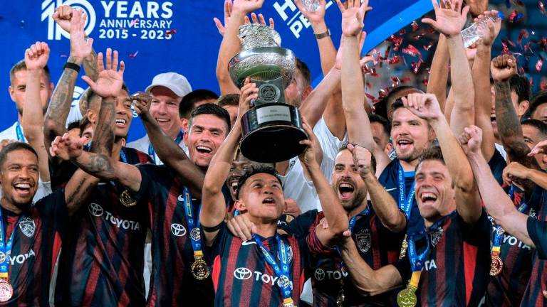 Pasukan JDT meraikan kejayaan mereka dengan merangkul Piala Sultan Haji Ahmad Shah selepas menewaskan Selangor FC dengan jaringan 3-0 pada perlawanan Sumbangsih 2025