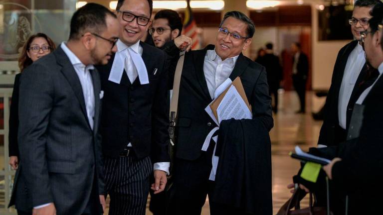 Peguam Mior Nor Haidir Suhaimi yang mewakili Dr Mahathir memaklumkan bahawa kedua-dua pihak telah mencapai kata sepakat. Perkara itu turut disahkan peguam Shahrul Fazli Kamarulzaman yang mewakili Ahmad Zahid. - FotoBernama