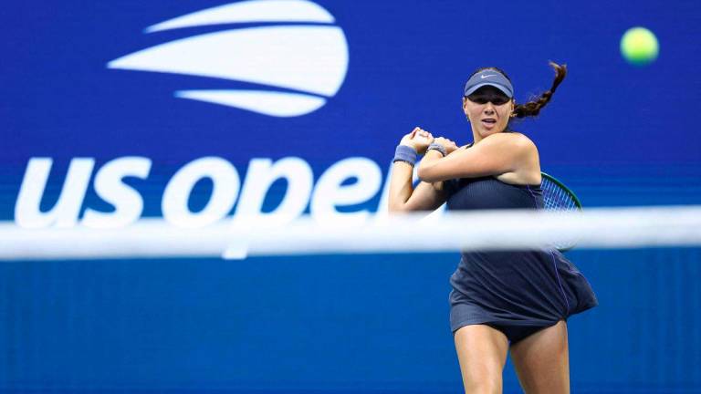 USA's Amanda Anisimova plays a forehand return to Brazil's Beatriz Haddad Maia during their women's singles round of 16 tennis match on day nine of the US Open tennis tournament at the USTA Billie Jean King National Tennis Center in New York City, on September 1, 2025. - AFPPIX