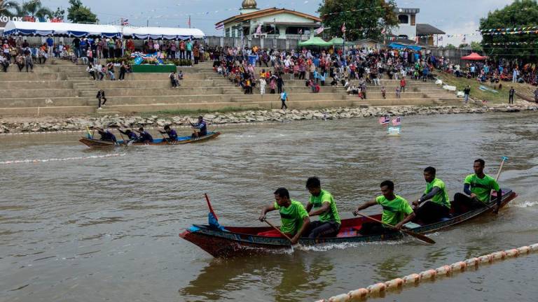 Antara suasana pada pertandingan perahu jokong sempena Pertandingan Perlumbaan Perahu Muhibbah “Thai-Malaysia” di Sungai Golok, Rantau Panjang hari ini - BERNAMA