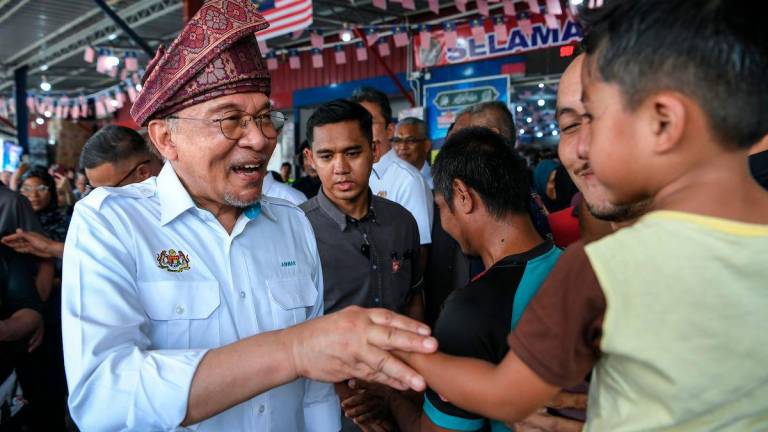 Perdana Menteri Datuk Seri Anwar Ibrahim beramah mesra bersama pengunjung selepas Program Outreach Sumbangan Asas Rahmah (SARA) 2025 di sebuah pasar raya di sini hari ini -fotoBERNAMA