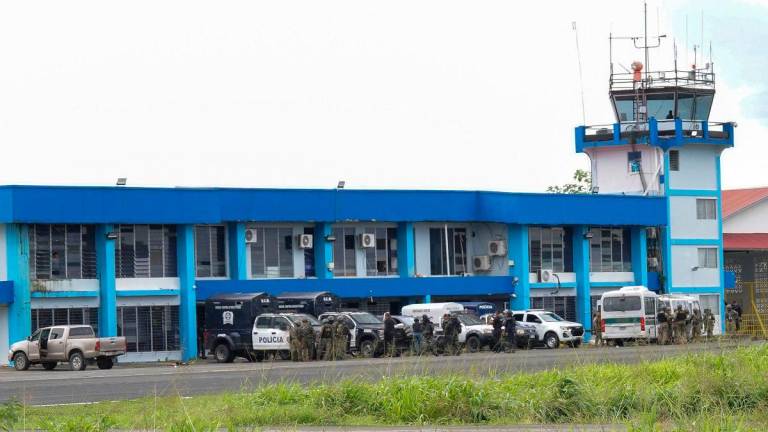 Riot police patrol the airport following protests against the government of Panama’s President Jose Raul Mulino in Changuinola, Bocas del Toro province, Panama, on June 21, 2025. - ASBEL LLORENT / AFP