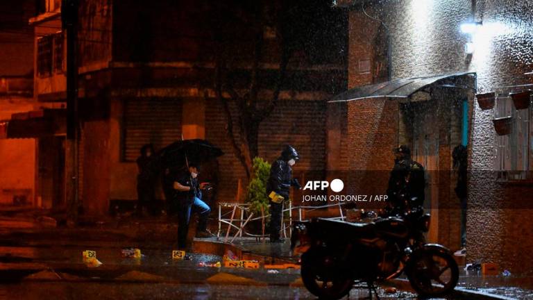 Members of the Public Prosecutor's Office look for evidences next to a crime scene where seven people were killed in an attacked by suspected gang members at a funeral home in Guatemala City on July 30, 2025. At least seven people were killed and 13 wounded in an armed attack at a funeral in Guatemala City, in an incident authorities linked to gang-related disputes, officials said. - JOHAN ORDONEZ / AFP