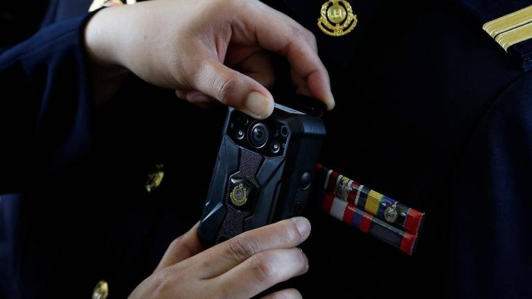 Pegawai penguatkuasa Jabatan Pengangkutan Jalan (JPJ) di seluruh negara akan menggunakan Alat Perakam Badan (BWC) bermula Nov ini bagi memperkukuh keberkesanan penguatkuasaan serta meningkatkan integriti dan ketelusan perkhidmatan awam. - fotoBERNAMA