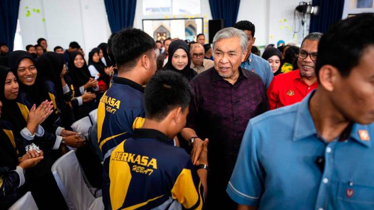 Timbalan Perdana Menteri yang juga Menteri Kemajuan Desa dan Wilayah, Datuk Seri Dr Ahmad Zahid Hamidi bersalaman bersama para pelajar ketika hadir pada Program Motivasi Desa@KEMAS KKDW Dan Program Bakti MADANI@KPT di Masjid Tuminah Hamidi hari ini - fotoBERNAMA