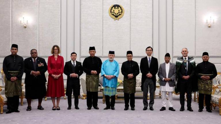 Yang di-Pertuan Agong Sultan Ibrahim berkenan bergambar selepas menerima watikah pelantikan enam ketua perwakilan asing ke Malaysia dan mengurniaan watikah pelantikan kepada Duta Besar Malaysia ke Thailand di Istana Negara hari ini. - fotoBERNAMA