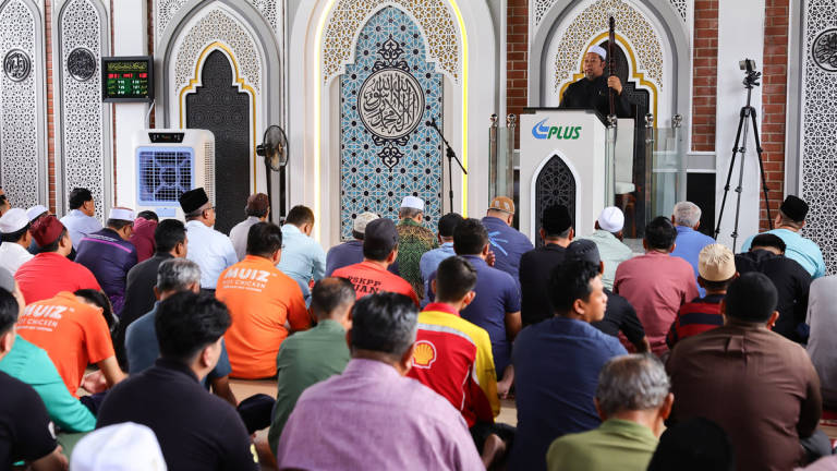 Imam 1 of Masjid Pekan Labu Batu 10, Shafie Rajiman, delivered a sermon titled “The Path of Repentance and Divine Forgiveness on the Day of Ashura” during the first Friday prayer at the MADANI Surau at the Seremban Rest and Service Area (southbound) today. - BERNAMA