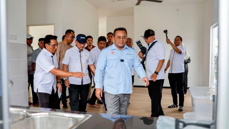 Menteri Besar Selangor Datuk Seri Amirudin Shari meninjau pelaksanaan pembinaan semula dan baik pulih rumah mangsa kejadian letupan dan kebakaran di Putra Heights April lalu di Kampung Kuala Sungai Baru hari ini - fotoBERNAMA