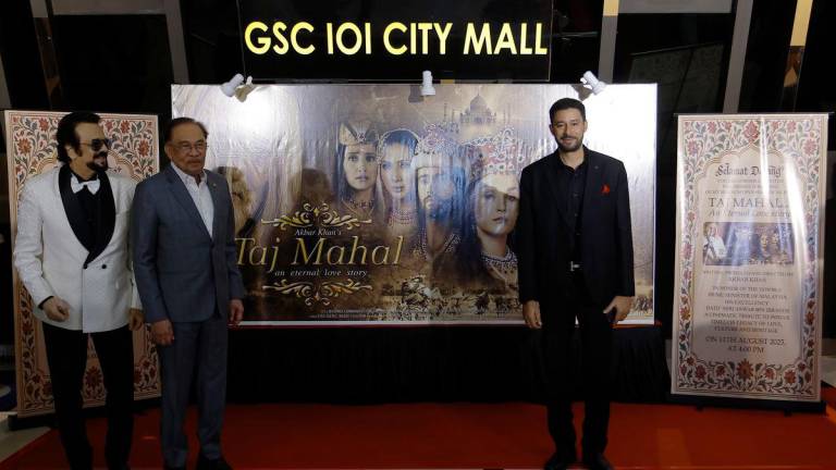 Perdana Menteri Datuk Seri Anwar Ibrahim hadir menyaksikan tayangan eksklusif filem Taj Mahal di sebuah pusat membeli belah hari ini. Turut sama, pengarah filem berkenaan Akbar Khan (kiri)- BERNAMA