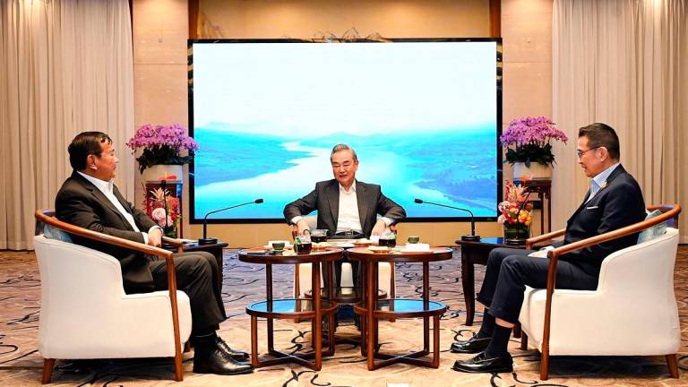 This handout photo taken and released on August 14, 2025 by the Royal Thai Government shows Thailand’s Foreign Minister Maris Sangiampongsa (R), China’s Foreign Minister Wang Yi (C) and Cambodia’s Foreign Minister Prak Sokhonn (L) taking part in a meeting in Anning in China’s Yunnan province. - AFP PHOTO / ROYAL THAI GOVERNMENT
