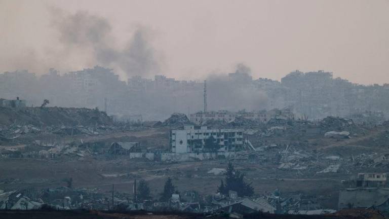 Gambar Hiasan sahaja: Asap naik dari utara Gaza, berhampiran sempadan Israel-Gaza, dilihat dari Israel, 13 Ogos 2025. REUTERS/Amir Cohen/File Photo