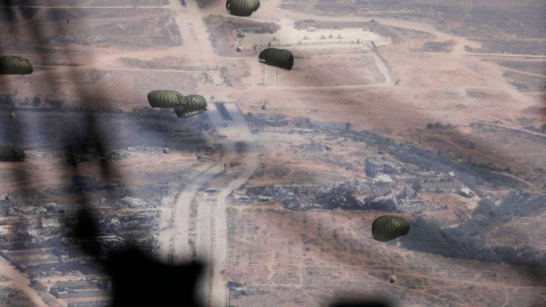 Gambar Hiasan Sahaja: Gambar Anggota tentera Jordan menjatuhkan bantuan udara ke atas Gaza, 17 Ogos 2025. REUTERS/Alaa Al Sukhni