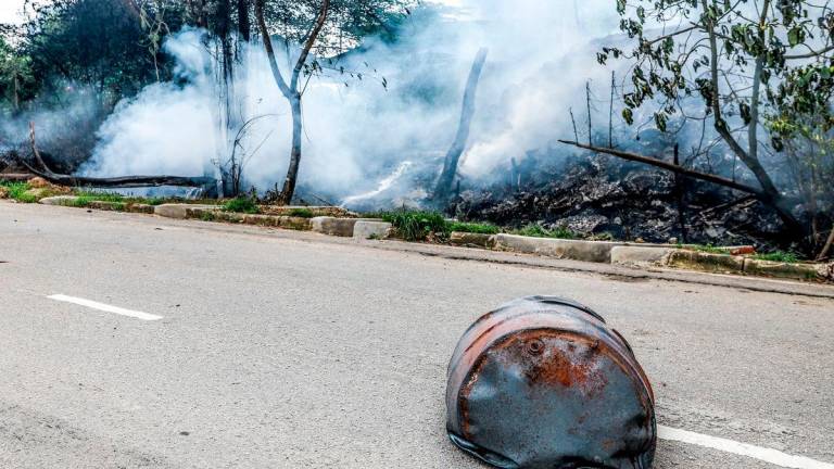 Salah sebuah tong yang berisi minyak terpakai terpelanting dalam kebakaran di Kawasan Perindustrian Kota Puteri berhampiran Taman Megah Ria hari ini.