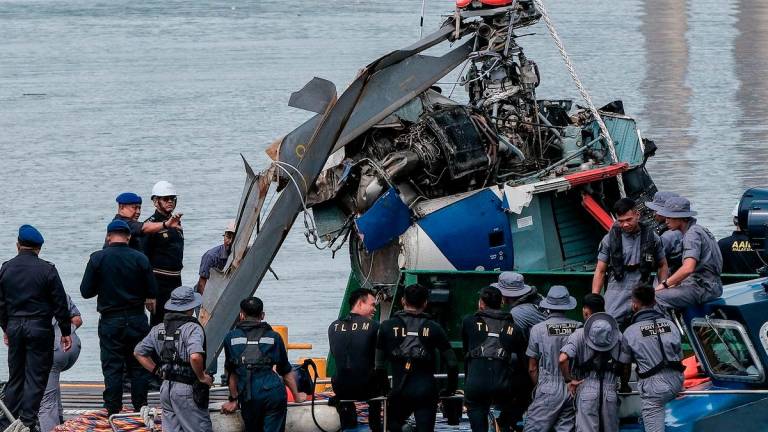 Bangkai helikopter Polis Diraja Malaysia (PDRM) yang terlibat dalam kemalangan Khamis lepas berjaya dinaikkan dengan kerjasama pelbagai agensi di Sungai Pulai, berhampiran Jeti Maritim Malaysia Negeri Johor (APMM) - BERNAMA
