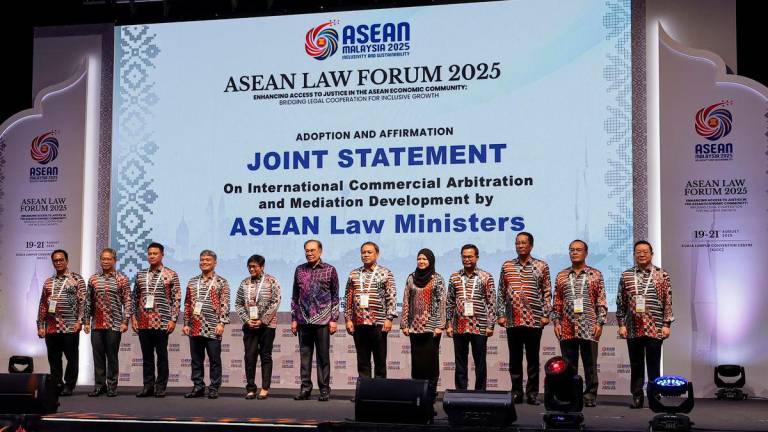 Perdana Menteri Datuk Seri Anwar Ibrahim, Menteri di Jabatan Perdana Menteri (Undang-Undang dan Reformasi Institusi) Datuk Seri Azalina Othman Said, Setiausaha Agung ASEAN Dr Kao Kim Hourn bersama-sama bergambar beramai-ramai dengan Menteri-Menteri Undang-Undang ASEAN semasa Forum Undang-Undang ASEAN 2025 di Pusat Konvensyen Kuala Lumpur hari ini. -fotoBERNAMA