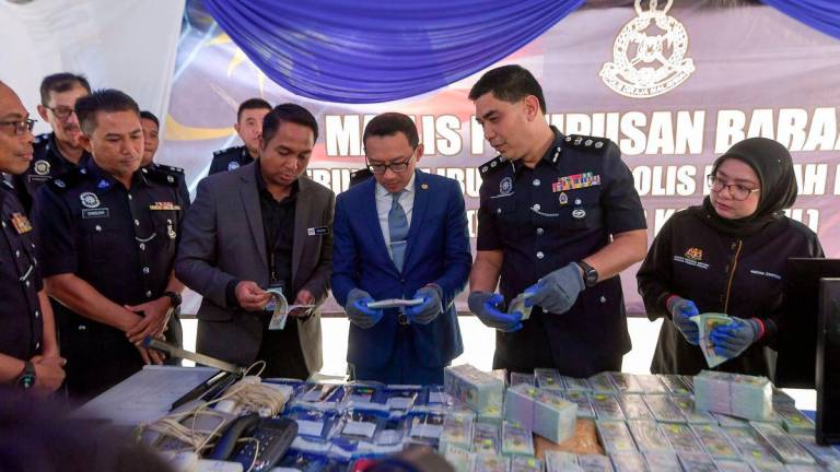 Ketua Polis Daerah Brickfields ACP Ku Mashariman Ku Mahmood (dua,kanan) bersama Hakim Mahkamah Sesyen Kuala Lumpur Dr Azrol Abdullah (tiga,kiri) dan Timbalan Pendakwa Raya Nor Aisyah Mohamed Zanyuin (kanan) melihat barang kes pada program pelupusan barang kes jenayah dan komersial bernilai RM721,239 membabitkan kes yang disiasat pada 2017 hingga tahun ini di IPD Brickfields, hari ini. - fotoBERNAMA