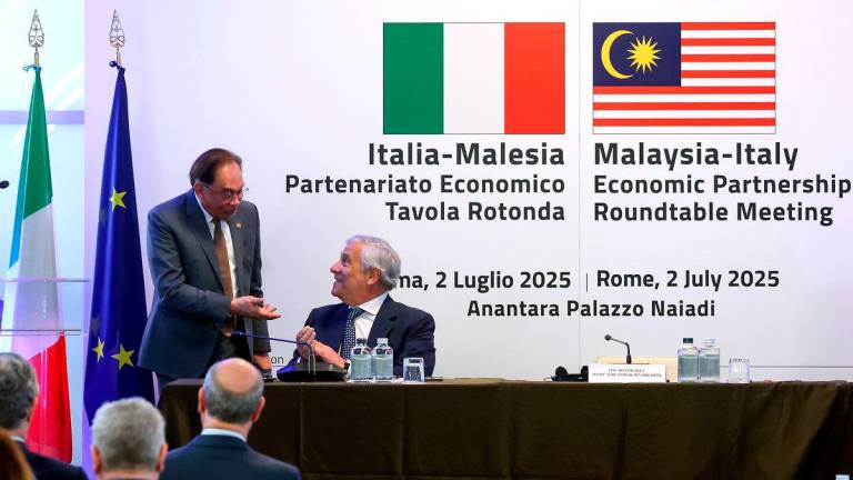Perdana Menteri Datuk Seri Anwar Ibrahim beramah mesra dengan Timbalan Perdana Menteri Italy Antonia Tajani yang juga Menteri Luar ketika menerima kunjungan hormat di sini, hari ini- BERNAMA