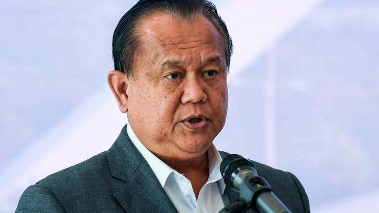 Menteri Kerja Raya Datuk Seri Alexander Nanta Linggi. Bernamapix