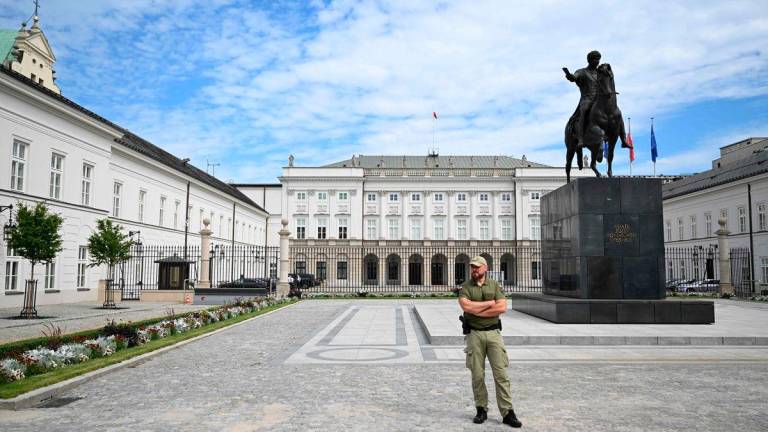 A Polish security officer stands guard in front of the Presidential Palace in Warsaw on August 5, 2025, one day ahead of the inauguration ceremony of Poland’s new president. Poland’s incoming new pro-Trump, nationalist president was setting the scene for major confrontation with a prime minister whose government he has branded “the worst in history”. AFPPix