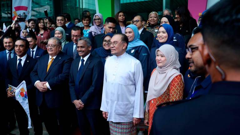 Perdana Menteri Datuk Seri Anwar Ibrahim hadir pada Majlis Peluncuran Strategi Literasi Kewangan Kebangsaan Malaysia 2026-2030 dan Bulan Literasi Kewangan 2025 di Sasana Kijang Kuala Lumpur hari ini. Turut hadir Gabenor Bank Negara Malaysia Datuk Seri Abdul Rasheed Ghaffour (tiga, kanan) dan Menteri Pendidikan Fadhlina Sidek (kanan) -fotoBERNAMA
