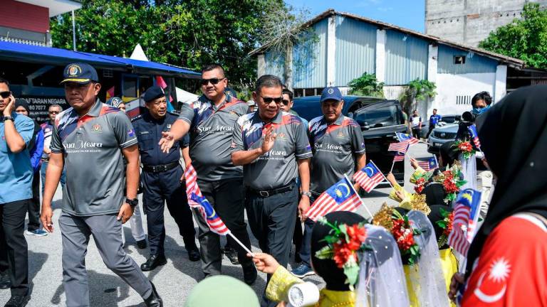 Menteri Dalam Negeri Datuk Seri Saifuddin Nasution Ismail melambaikan tangan kepada kanak-kanak ketika hadir pada Program Sua Mesra Kementerian Dalam Negeri di Dataran Bandar Baharu hari ini - fotoBERNAMA