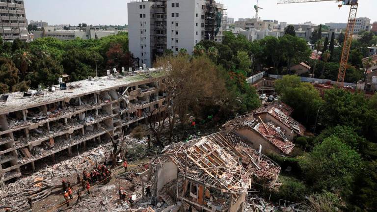 Emergency personnel work at an impact site following a missile attack from Iran on Israel, amid the Iran-Israel conflict, in Tel Aviv, Israel, June 22, 2025. REUTERS/Violeta Santos Moura