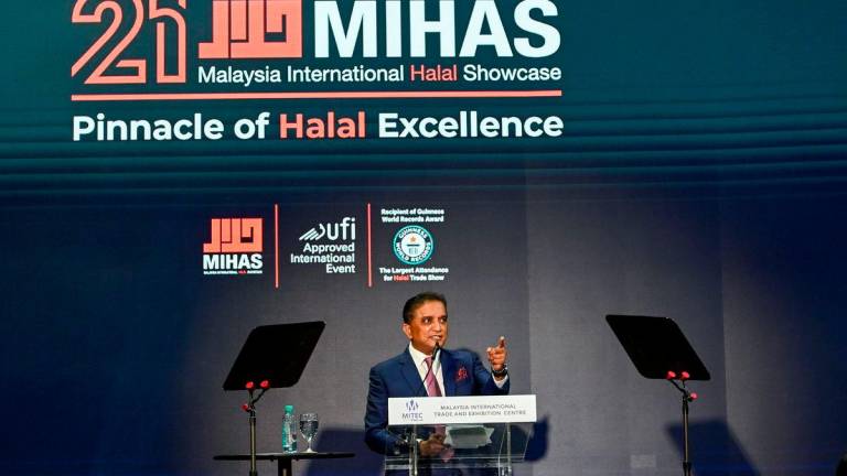 Pengerusi MATRADE, Datuk Seri Reezal Merican Naina Merican berucap pada majlis Anugerah MIHAS 2025 di MITEC hari ini - fotoBERNAMA