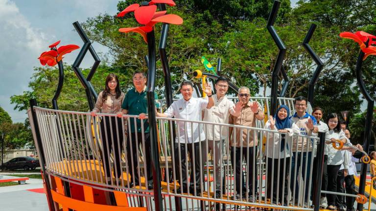 Menteri Perumahan dan Kerajaan Tempatan Nga Kor Ming (tengah) bergambar ketika melakukan tinjauan di sekitar taman permainan sempena perasmian Taman Rekreasi MADANI Canning di Taman Canning hari ini - Bernama