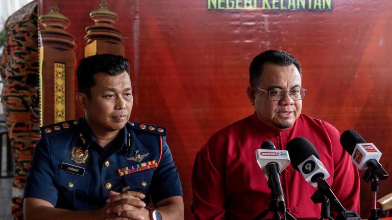 Kelantan Local Government, Housing, Health and Environment Committee chairman Hilmi Abdullah (R). - BERNAMApix