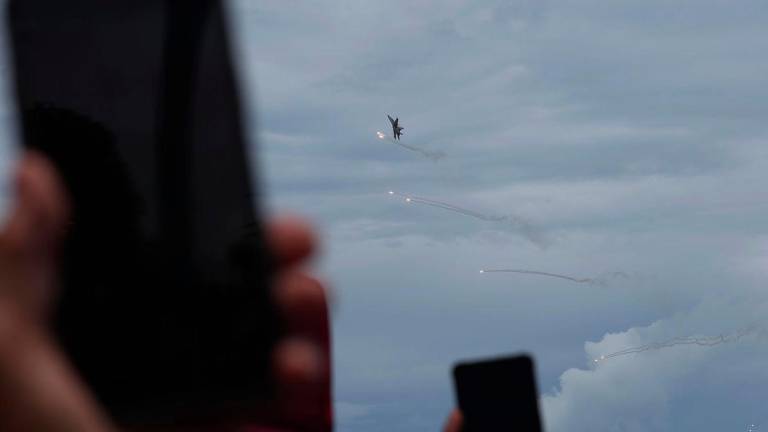 Orang ramai teruja untuk merakamkan aksi menarik pertunjukkan pesawat menggunakan telefon pintar daripada Bukit Permandangan Indah sempena Pameran Antarabangsa Maritim dan Aeroangkasa Langkawi 2025 (LIMA’25) hari Rabu (Mei 21) - fotoBERNAMA