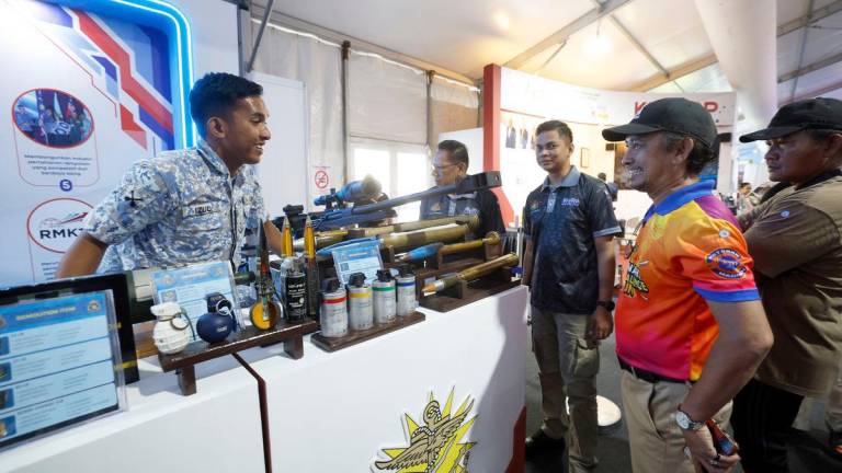 Pengunjung berkesempatan melihat pelbagai jenis persenjataan yang dipamerkan di reruai Kementerian Pertahanan sempena Program MADANI Rakyat (PMR) 2025 Perak di Lumut Waterfront, hari ini. BERNAMA