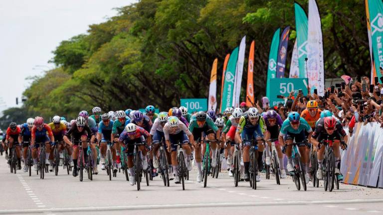 Pelumba pasukan Tudor Pro Cycling Arvid De Kleijn (kanan) menjuarai pada perlumbaan Le Tour de Langkawi 2025 peringkat kedua ( Padang Besar - Kepala Batas ) sejauh 166.1 kilometer hari ini - fotoBERNAMA