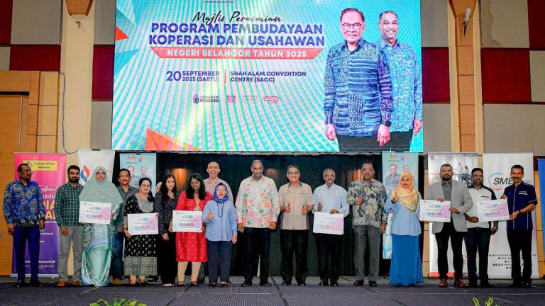 Timbalan Menteri Pembangunan Usahawan dan Koperasi Datuk Seri R. Ramanan (tengah) bergambar bersama penerima bantuan Inisiatif I-BAP pada Majlis Taklimat Pembudayaan Koperasi dan Usahawan Negeri Selangor di Pusat Konvensyen Shah Alam hari ini - fotoBERNAMA