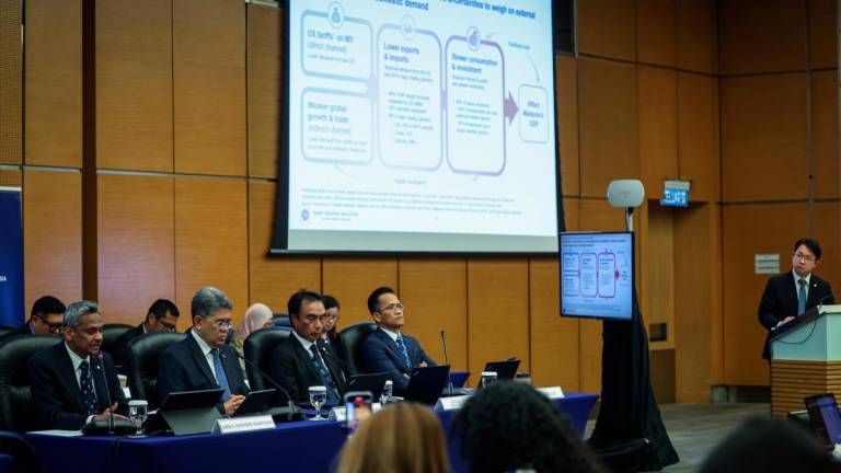 Abdul Rasheed (left) during the press conference on the Malaysian economy’s performance in the first quarter of 2025 at Sasana Kijang in Kuala Lumpur today. – Bernamapic