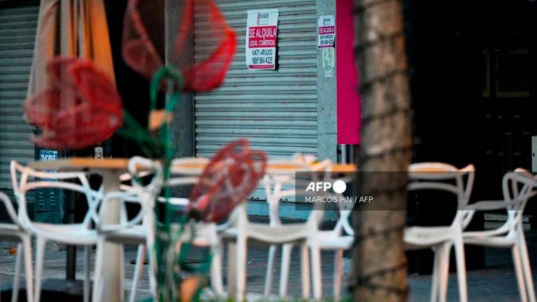 A sign that reads in spanish ‘For Rent’ is seen on the facade of a commercial store in Guayaquil, Ecuador on August 9, 2025. Under a regime of extortion and murder, including threatening phone calls, shootings, and packages containing explosives as warnings, the mafias shut down the party in the traditional red-light districts of Guayaquil, Ecuador’s main port, which is mired in drug-related violence. - MARCOS PIN / AFP