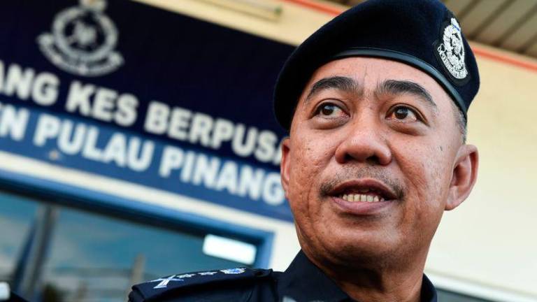 Pemangku Ketua Polis Pulau Pinang, Datuk Mohd Alwi Zainal Abidin ketika ditemui pada majlis Pelupusan Barang Kes Jabatan Siasatan Jenayah (JSJ) Pulau Pinang di dataran stor barang kes berpusat Ibu Pejabat Polis Seberang Perai Utara (SPU) di Jalan Kedah di sini hari ini.- fotoBERNAMA