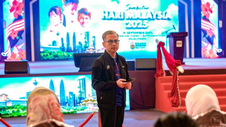 Menteri Komunikasi Datuk Fahmi Fadzil ketika meninjau raptai penuh sempena Sambutan Hari Malaysia 2025 di Pusat Konvensyen PICCA @ Arena Butterworth, semalam - fotoBERNAMA
