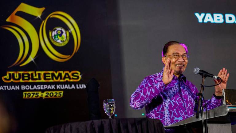 Perdana Menteri Datuk Seri Anwar Ibrahim (tengah) dan Penaung KLFA Datuk Fahmi Fadzil (tiga, kiri) hadir pada Majlis Jubli Emas 50 tahun Persatuan Bola Sepak Kuala Lumpur di Bangsar South City semalam - BERNAMA