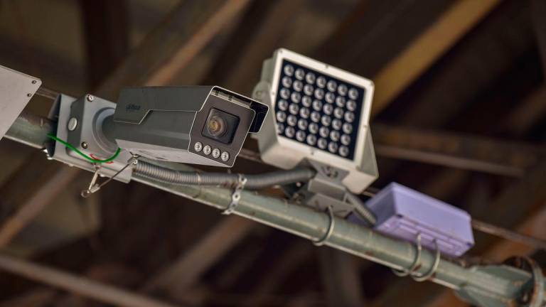 The ANPR system uses AI-powered high-definition cameras to identify vehicles and charge toll fees, with no boom gates and no dedicated lanes required. – BERNAMAPIC