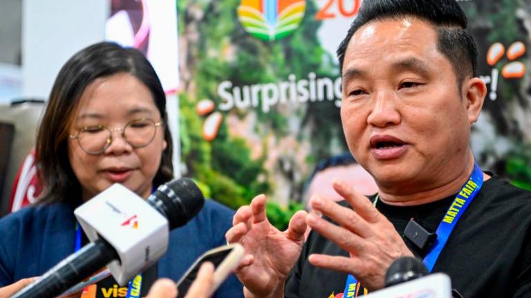 Exco Kerajaan Tempatan dan Pelancongan Selangor, Datuk Ng Suee Lim (kanan) ketika sidang media selepas pada program Tourism Selangor 88 Pameran sempena Sasaran 8 Juta Pelancong Melawat Selangor di MATTA Fair di Pusat Pameran dan Dagangan Antarabangsa Malaysia (MITEC) hari ini. Turut hadir Ketua Pegawai Eksekutif Tourism Selangor, Chua Yee Ling (kiri) -fotoBERNAMA