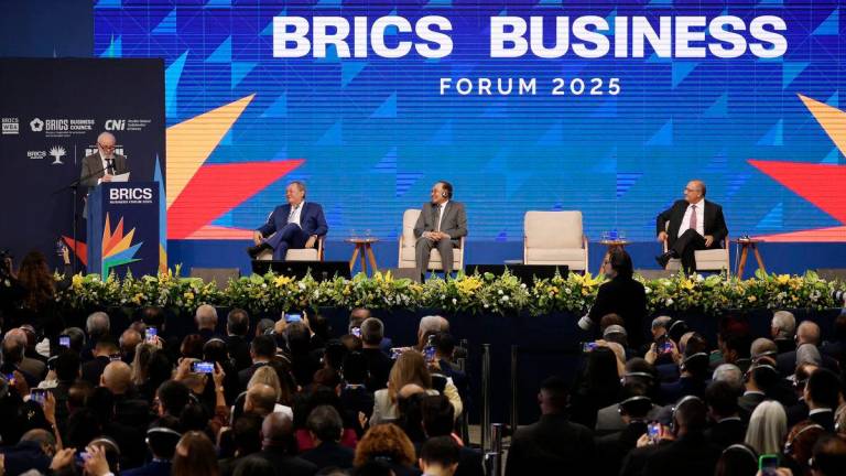 Perdana Menteri Datuk Seri Anwar Ibrahim (duduk, tengah) mendengar ucapan daripada Presiden Brazil Luiz Inácio Lula da Silva (kiri) pada BRICS Business Forum bertemakan ‘Bridging Continents, Building Future: A Shared Agenda for Sustainable Progress’ sempena Sidang Kemuncak Pemimpin BRICS ke-17 semalam - BERNAMA