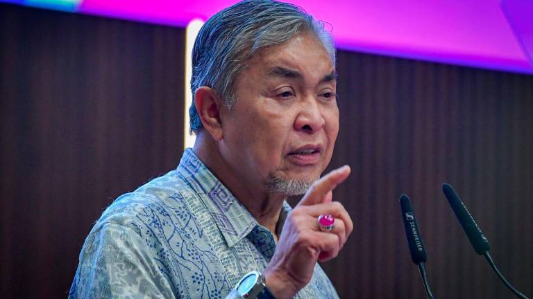 Timbalan Perdana Menteri Datuk Seri Dr Ahmad Zahid Hamidi menyampaikan ucapan pada Majlis Sesi Permukiman Setahun Selepas Kongres Ekonomi Bumiputera (KEB) 2024 di Pusat Konvensyen Antarabangsa Putrajaya (PICC) hari ini. - fotoBERNAMA