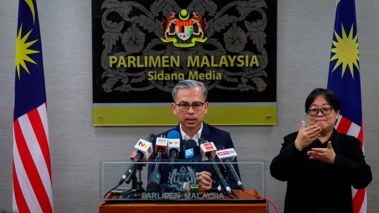 Menteri Komunikasi Datuk Fahmi Fadzil bercakap pada sidang media mingguan di Bangunan Parlimen hari ini -BERNAMA