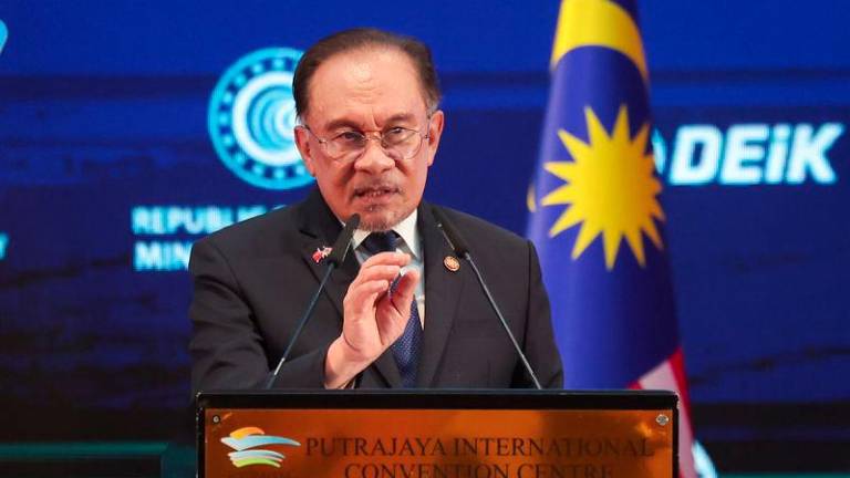 Prime Minister Datuk Seri Anwar Ibrahim delivers a speech at the Malaysia-Turkiye Business Forum at the Putrajaya International Convention Centre (PICC) today. - fotoBERNAMA