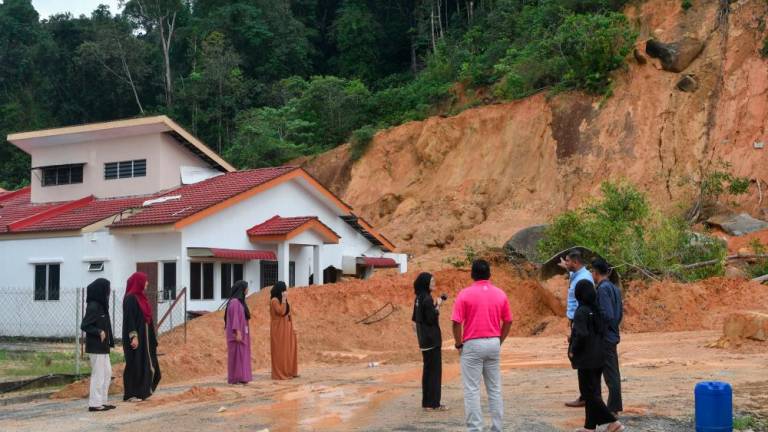 Keadaan tanah runtuh di kawasan perumahan Taman Desa Mas ketika tinjauan Bernama hari ini. - fotoBERNAMA